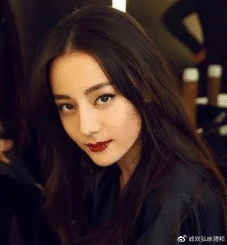 每日大赛聚焦：明星万圣节造型与何炅录节目受伤报平安